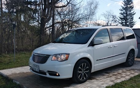 Chrysler Town & Country V рестайлинг, 2011 год, 1 690 000 рублей, 3 фотография
