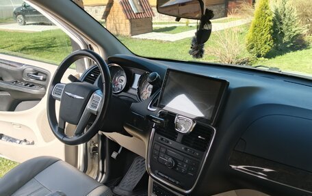 Chrysler Town & Country V рестайлинг, 2011 год, 1 690 000 рублей, 12 фотография