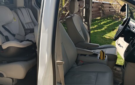 Chrysler Town & Country V рестайлинг, 2011 год, 1 690 000 рублей, 13 фотография