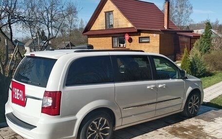Chrysler Town & Country V рестайлинг, 2011 год, 1 690 000 рублей, 8 фотография