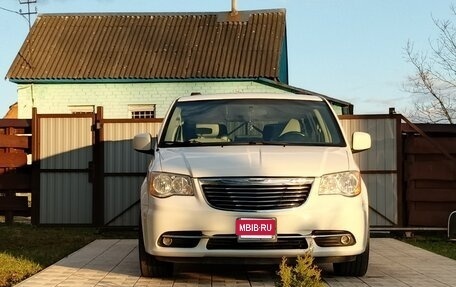 Chrysler Town & Country V рестайлинг, 2011 год, 1 690 000 рублей, 2 фотография