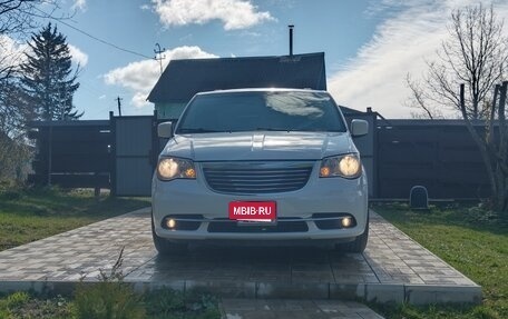 Chrysler Town & Country V рестайлинг, 2011 год, 1 690 000 рублей, 5 фотография