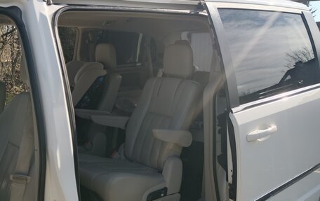 Chrysler Town & Country V рестайлинг, 2011 год, 1 690 000 рублей, 16 фотография