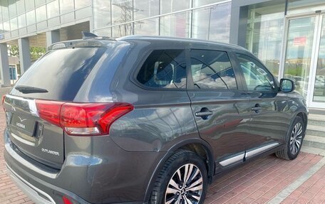 Mitsubishi Outlander III рестайлинг 3, 2018 год, 1 630 000 рублей, 4 фотография