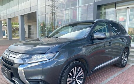 Mitsubishi Outlander III рестайлинг 3, 2018 год, 1 630 000 рублей, 7 фотография