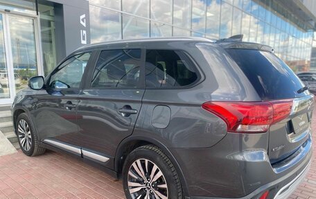 Mitsubishi Outlander III рестайлинг 3, 2018 год, 1 630 000 рублей, 6 фотография