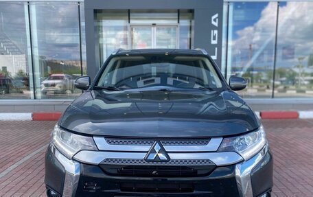 Mitsubishi Outlander III рестайлинг 3, 2018 год, 1 630 000 рублей, 2 фотография