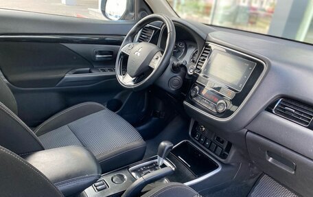 Mitsubishi Outlander III рестайлинг 3, 2018 год, 1 630 000 рублей, 13 фотография
