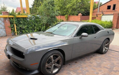 Dodge Challenger III рестайлинг 2, 2018 год, 3 690 000 рублей, 1 фотография