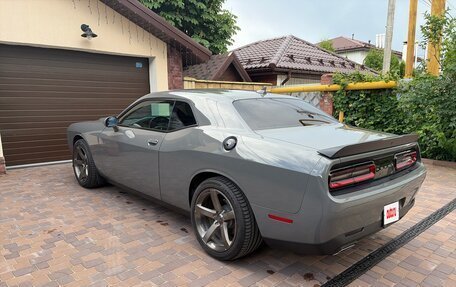 Dodge Challenger III рестайлинг 2, 2018 год, 3 690 000 рублей, 2 фотография