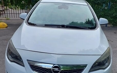 Opel Astra J, 2010 год, 700 000 рублей, 1 фотография
