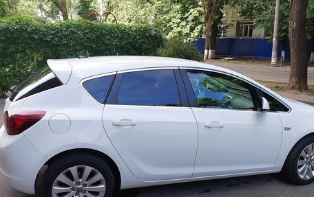 Opel Astra J, 2010 год, 700 000 рублей, 2 фотография