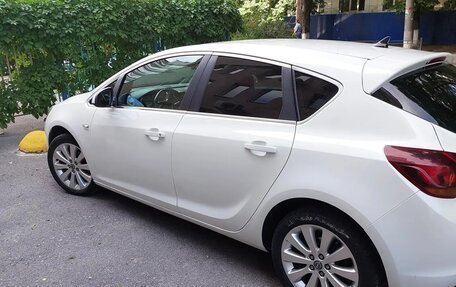 Opel Astra J, 2010 год, 700 000 рублей, 3 фотография