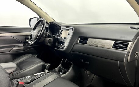 Mitsubishi Outlander III рестайлинг 3, 2015 год, 1 660 000 рублей, 12 фотография