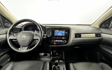 Mitsubishi Outlander III рестайлинг 3, 2015 год, 1 660 000 рублей, 13 фотография