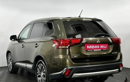 Mitsubishi Outlander III рестайлинг 3, 2015 год, 1 660 000 рублей, 8 фотография
