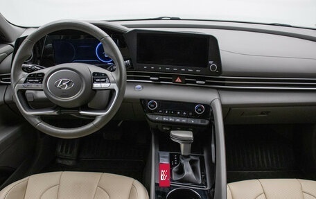 Hyundai Elantra, 2022 год, 2 240 000 рублей, 13 фотография