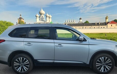 Mitsubishi Outlander III рестайлинг 3, 2019 год, 2 400 000 рублей, 4 фотография