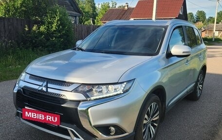 Mitsubishi Outlander III рестайлинг 3, 2019 год, 2 400 000 рублей, 2 фотография
