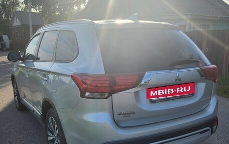 Mitsubishi Outlander III рестайлинг 3, 2019 год, 2 400 000 рублей, 6 фотография