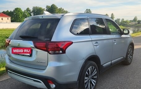 Mitsubishi Outlander III рестайлинг 3, 2019 год, 2 400 000 рублей, 5 фотография