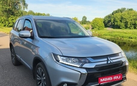 Mitsubishi Outlander III рестайлинг 3, 2019 год, 2 400 000 рублей, 3 фотография