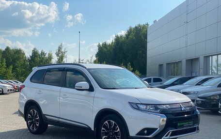 Mitsubishi Outlander III рестайлинг 3, 2021 год, 2 600 000 рублей, 2 фотография
