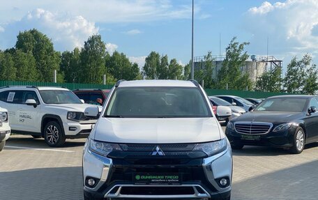 Mitsubishi Outlander III рестайлинг 3, 2021 год, 2 600 000 рублей, 3 фотография
