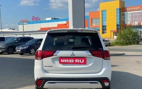 Mitsubishi Outlander III рестайлинг 3, 2021 год, 2 600 000 рублей, 6 фотография