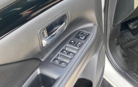 Mitsubishi Outlander III рестайлинг 3, 2021 год, 2 600 000 рублей, 15 фотография