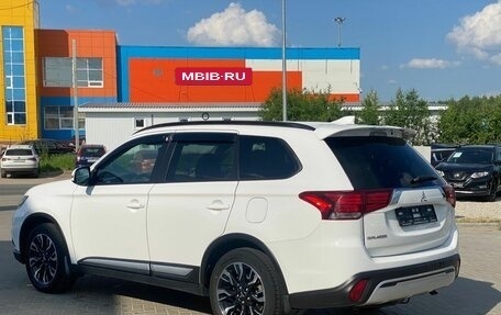Mitsubishi Outlander III рестайлинг 3, 2021 год, 2 600 000 рублей, 5 фотография