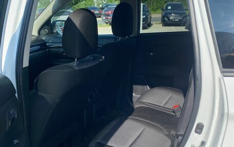 Mitsubishi Outlander III рестайлинг 3, 2021 год, 2 600 000 рублей, 13 фотография