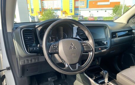 Mitsubishi Outlander III рестайлинг 3, 2021 год, 2 600 000 рублей, 17 фотография