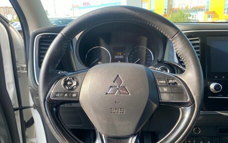 Mitsubishi Outlander III рестайлинг 3, 2021 год, 2 600 000 рублей, 19 фотография