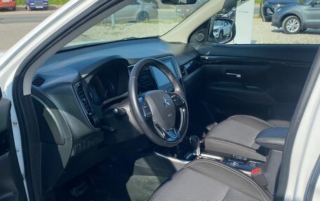 Mitsubishi Outlander III рестайлинг 3, 2021 год, 2 600 000 рублей, 16 фотография