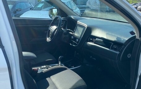 Mitsubishi Outlander III рестайлинг 3, 2021 год, 2 600 000 рублей, 9 фотография