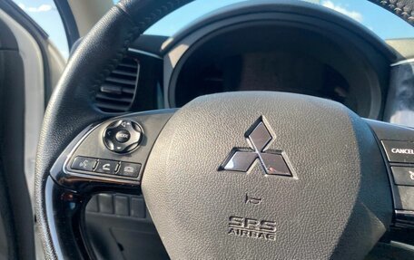 Mitsubishi Outlander III рестайлинг 3, 2021 год, 2 600 000 рублей, 20 фотография