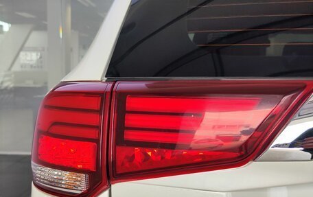 Mitsubishi Outlander III рестайлинг 3, 2019 год, 2 350 000 рублей, 12 фотография
