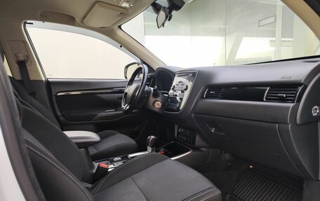 Mitsubishi Outlander III рестайлинг 3, 2019 год, 2 350 000 рублей, 13 фотография