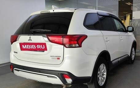 Mitsubishi Outlander III рестайлинг 3, 2019 год, 2 350 000 рублей, 6 фотография