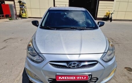 Hyundai Solaris II рестайлинг, 2012 год, 680 000 рублей, 1 фотография