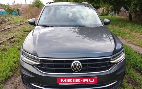 Volkswagen Tiguan II, 2021 год, 3 200 000 рублей, 2 фотография