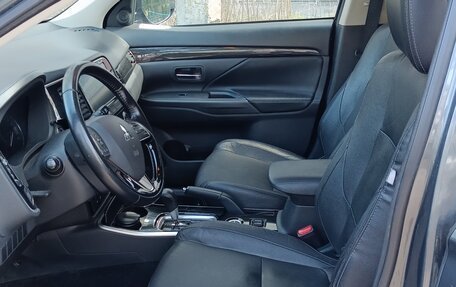 Mitsubishi Outlander III рестайлинг 3, 2018 год, 1 850 000 рублей, 2 фотография