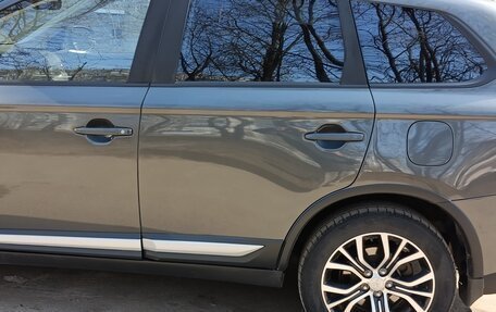 Mitsubishi Outlander III рестайлинг 3, 2018 год, 1 850 000 рублей, 6 фотография