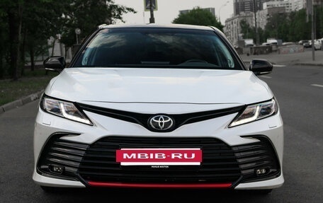Toyota Camry, 2022 год, 3 340 000 рублей, 2 фотография
