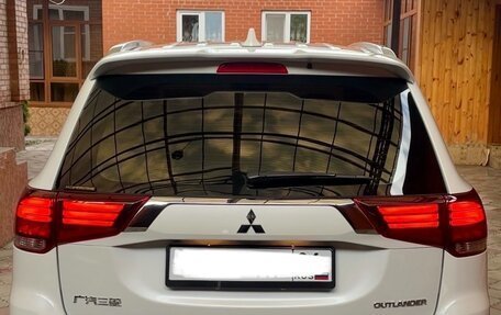 Mitsubishi Outlander III рестайлинг 3, 2022 год, 2 490 000 рублей, 3 фотография