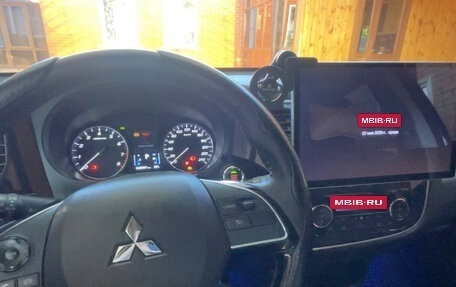 Mitsubishi Outlander III рестайлинг 3, 2022 год, 2 490 000 рублей, 4 фотография