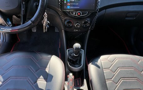 Hyundai Solaris II рестайлинг, 2012 год, 700 000 рублей, 23 фотография