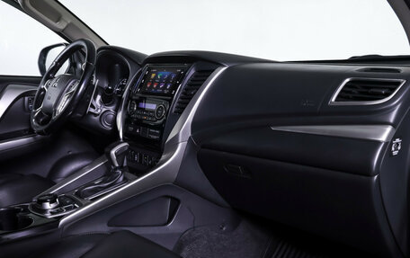 Mitsubishi Pajero Sport III рестайлинг, 2018 год, 2 390 000 рублей, 11 фотография