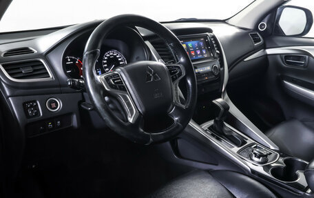 Mitsubishi Pajero Sport III рестайлинг, 2018 год, 2 390 000 рублей, 15 фотография